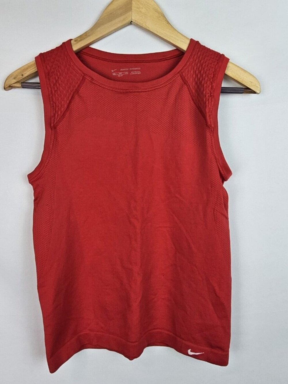 Nike Women's Athletic Shirt Size M/L Red Seamless Sleeveles Top Dri-Fit